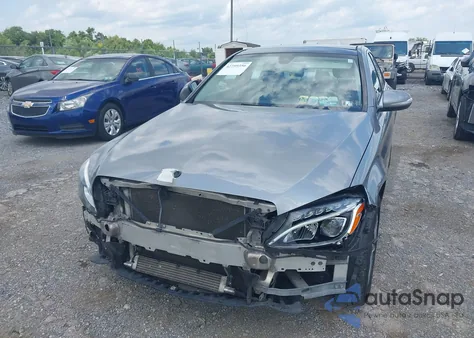 2015 Mercedes-Benz C 300 4Matic/Luxury 4Matic/Sport 4Matic z USA, uszkodzony, nr VIN 55SWF4KB3FU027619